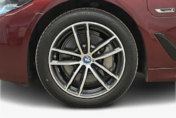 punainen BMW 530 2023 kuva 9.