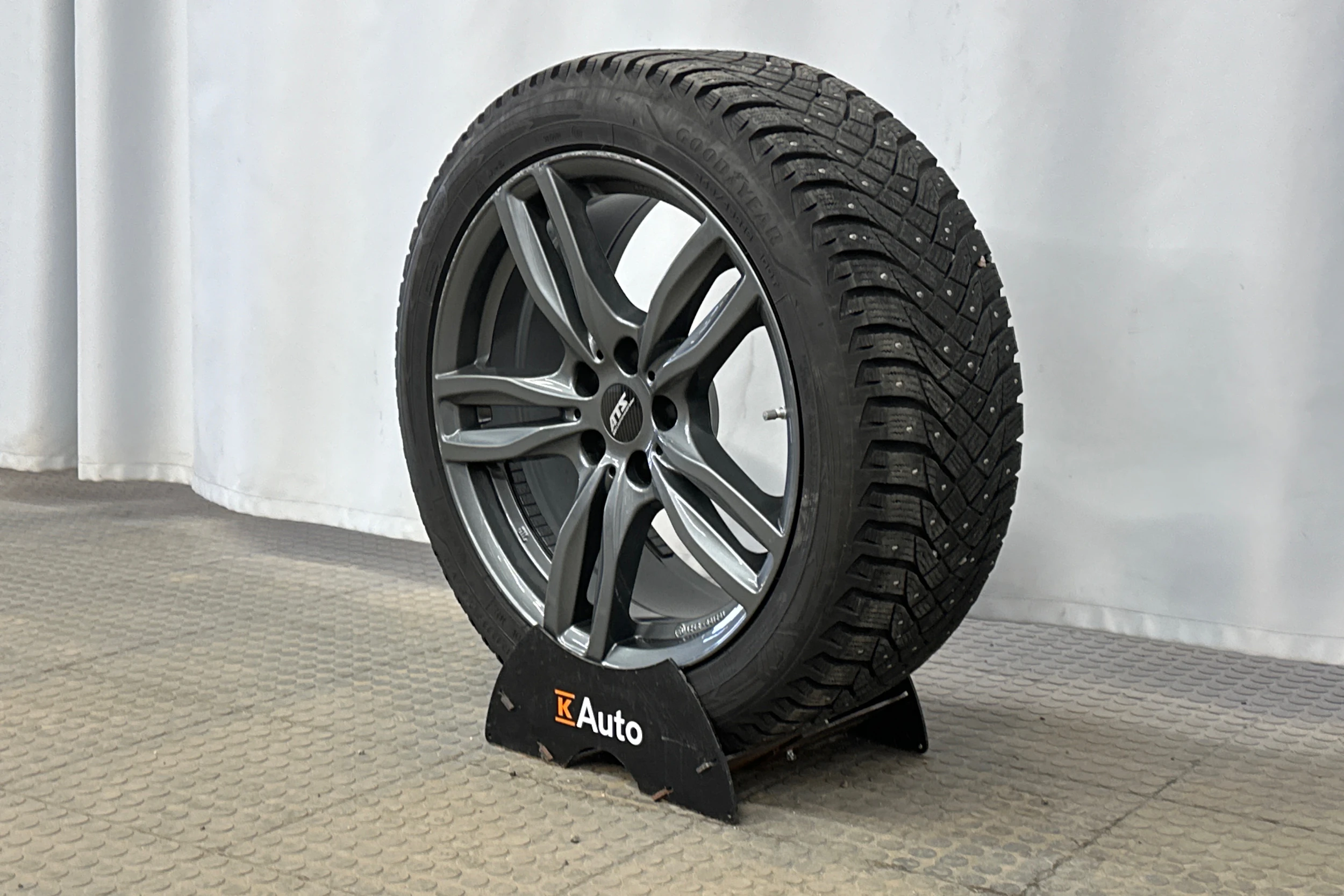 punainen BMW 530 2023 kuva 10.