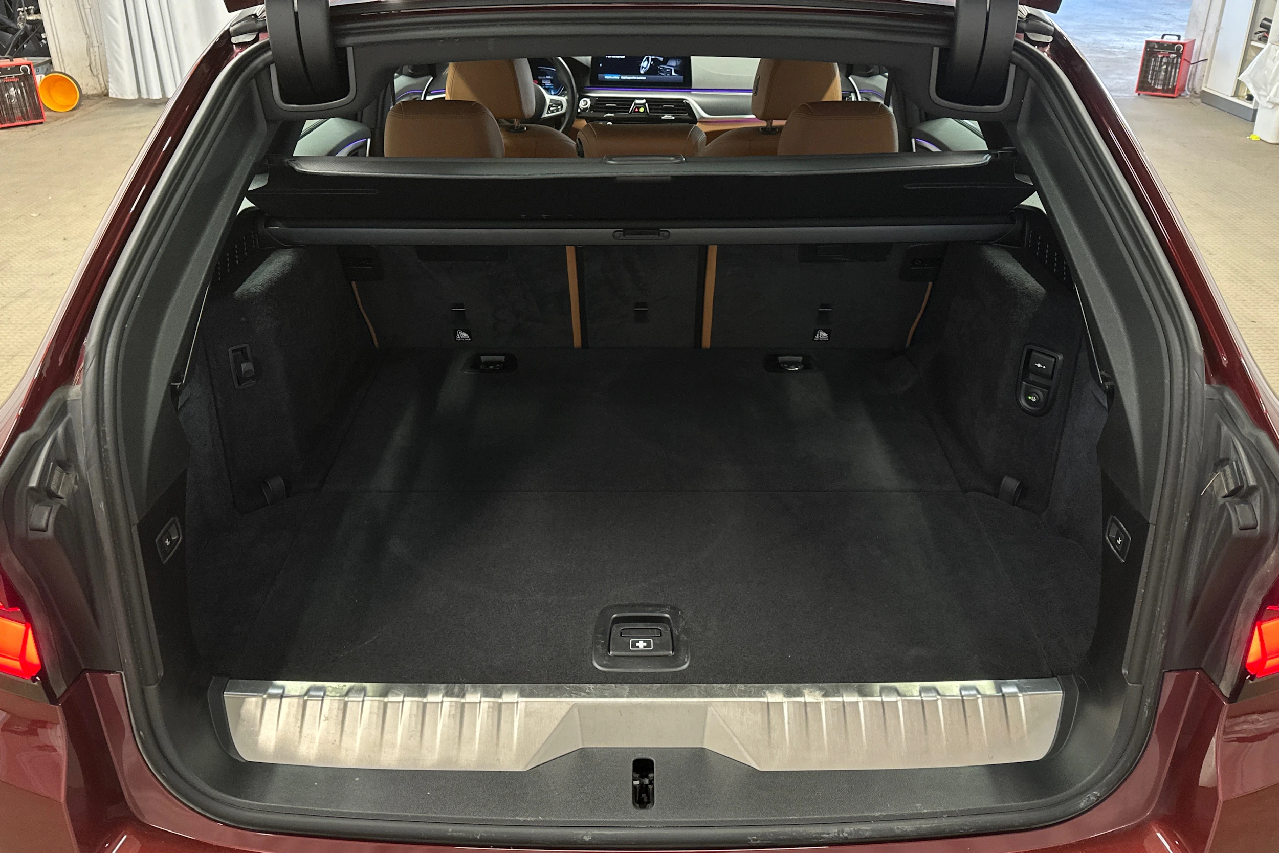 punainen BMW 530 2023 kuva 11.