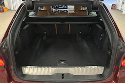 punainen BMW 530 2023 kuva 11.