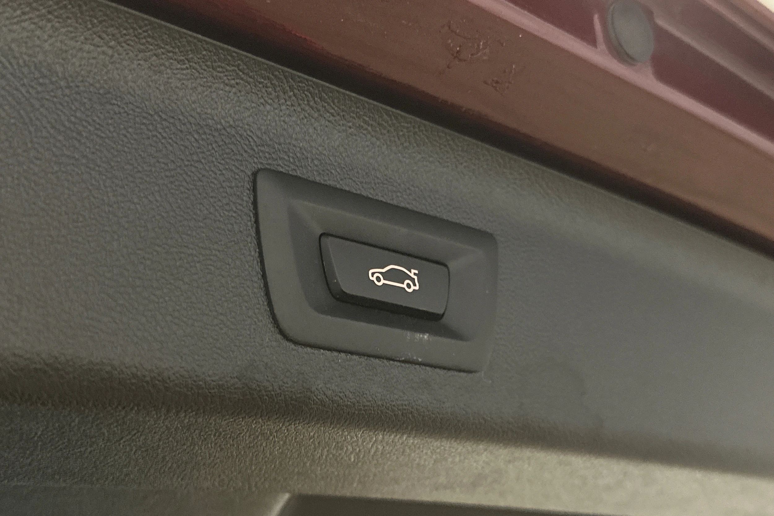 punainen BMW 530 2023 kuva 12.