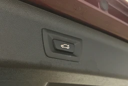 punainen BMW 530 2023 kuva 12.