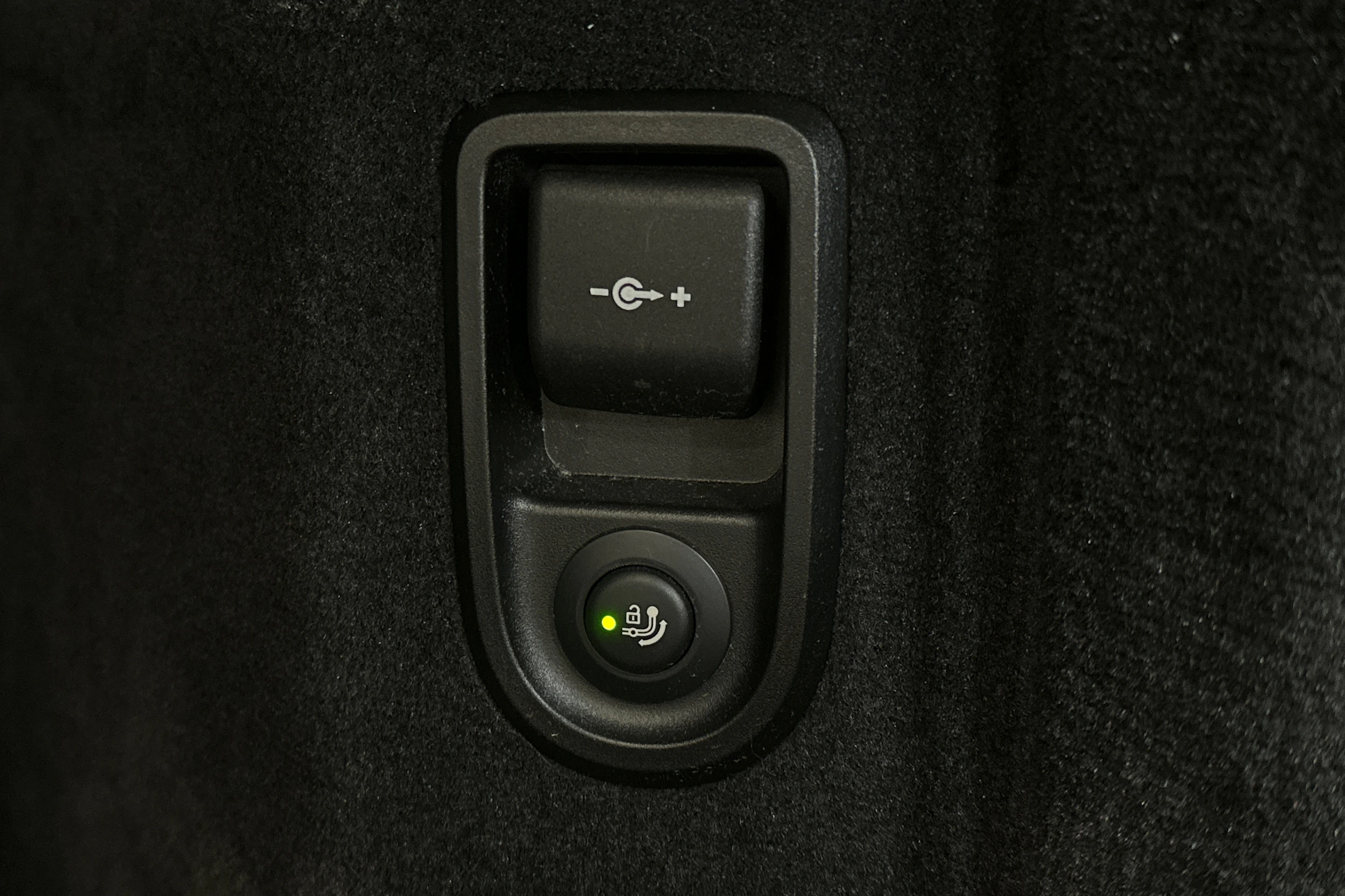 punainen BMW 530 2023 kuva 13.