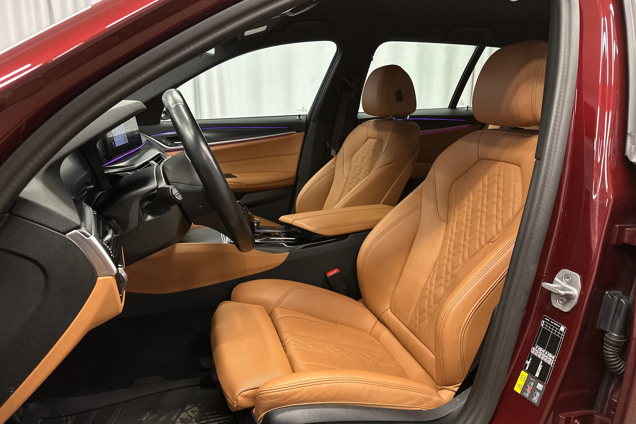 punainen BMW 530 2023 kuva 14.