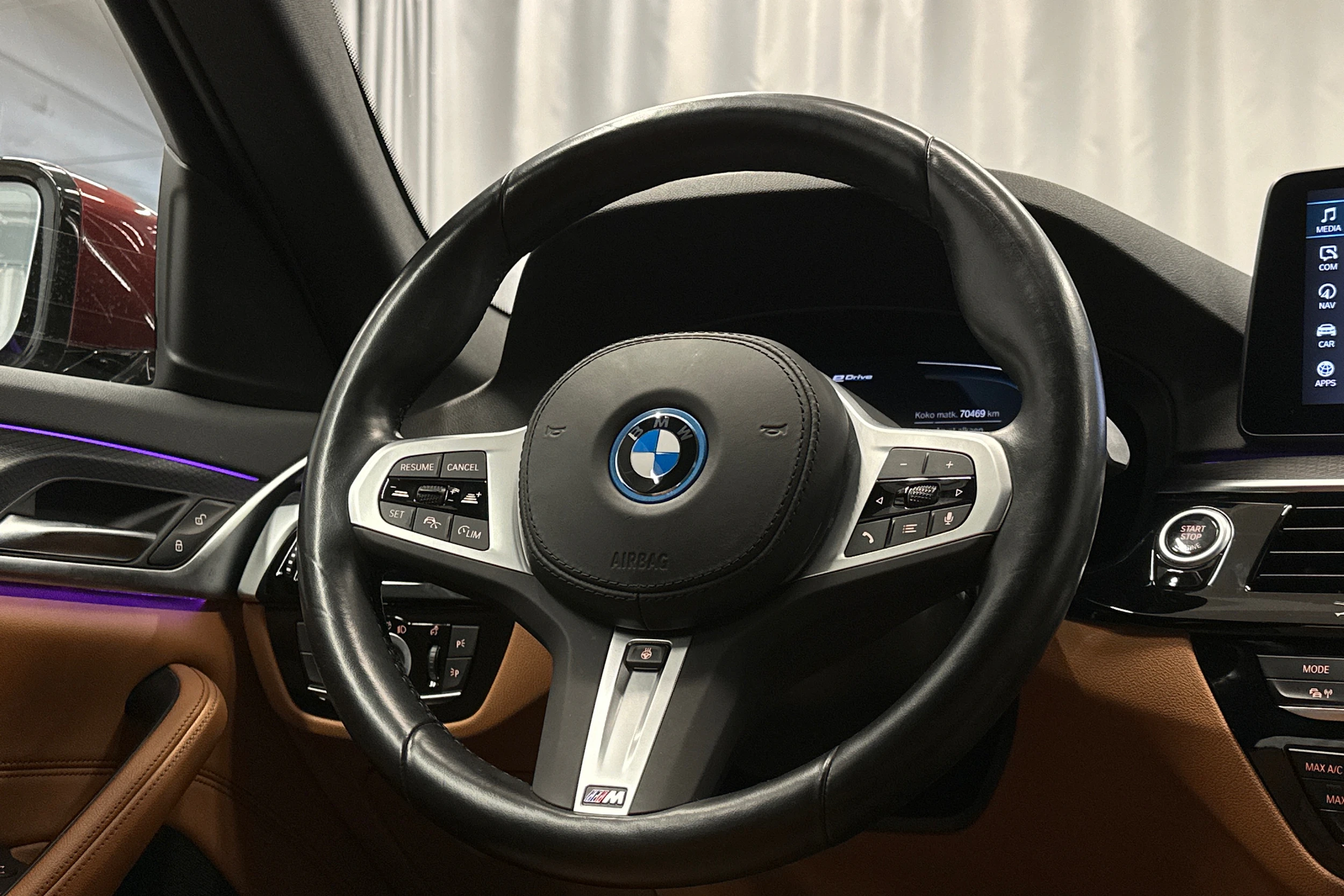 punainen BMW 530 2023 kuva 15.