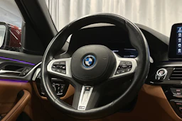 punainen BMW 530 2023 kuva 15.