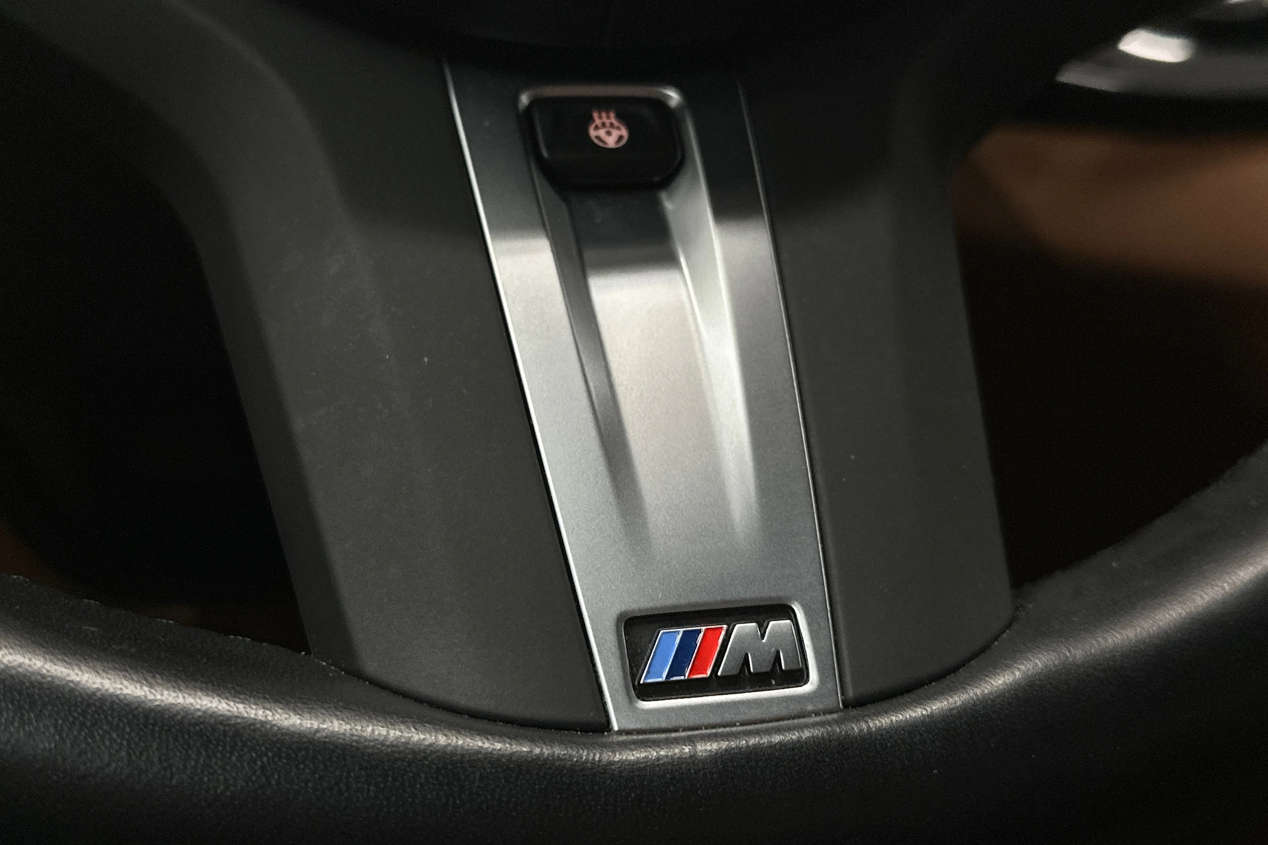 punainen BMW 530 2023 kuva 16.