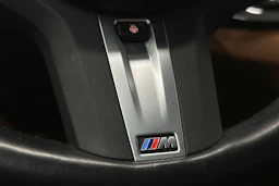 punainen BMW 530 2023 kuva 16.