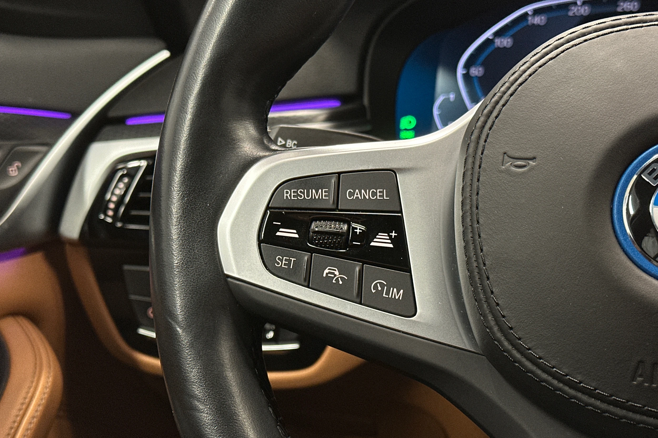 punainen BMW 530 2023 kuva 17.