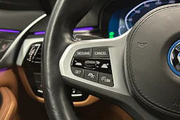 punainen BMW 530 2023 kuva 17.