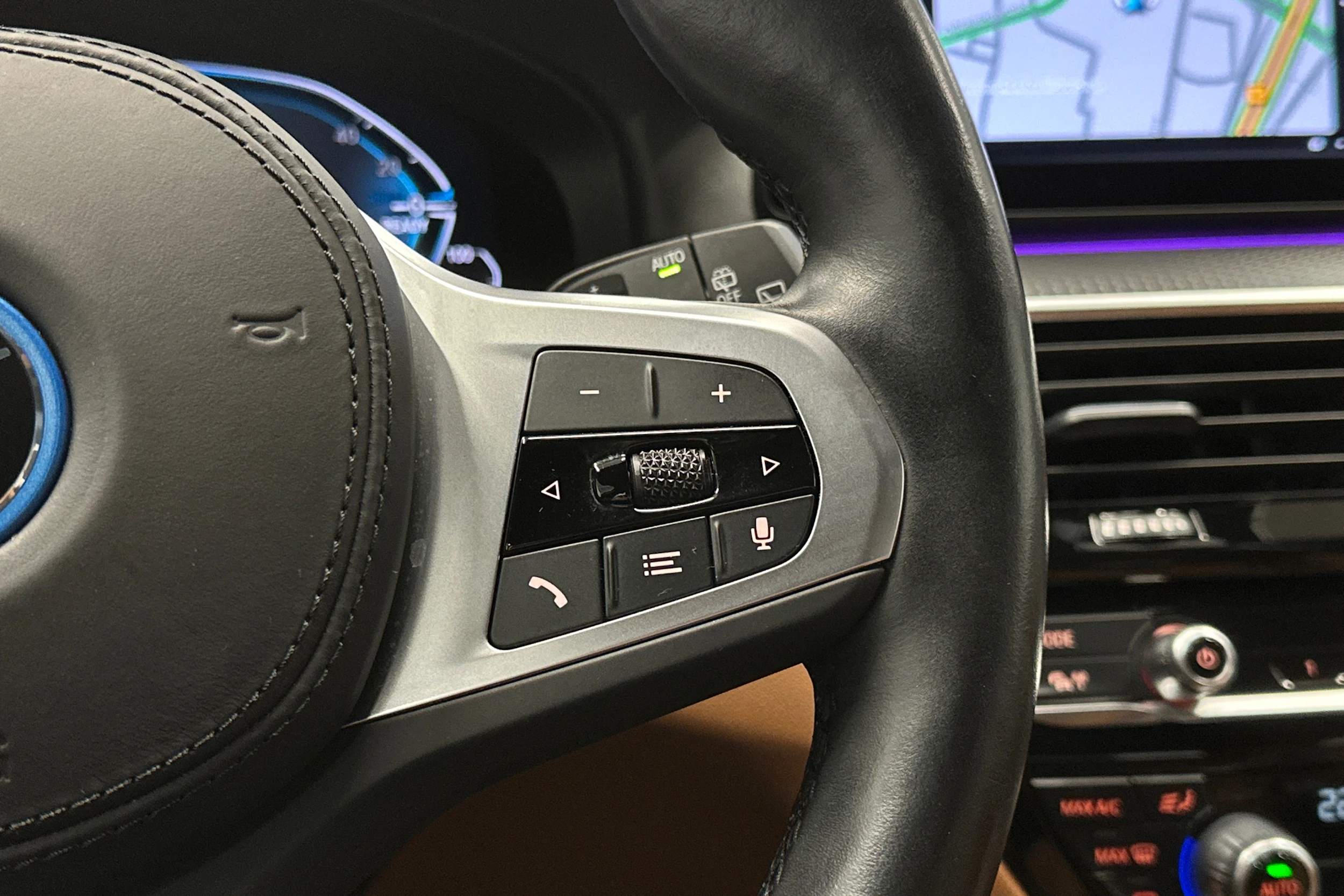 punainen BMW 530 2023 kuva 18.