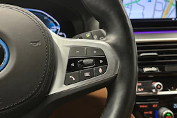 punainen BMW 530 2023 kuva 18.