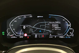 punainen BMW 530 2023 kuva 19.