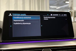 punainen BMW 530 2023 kuva 22.