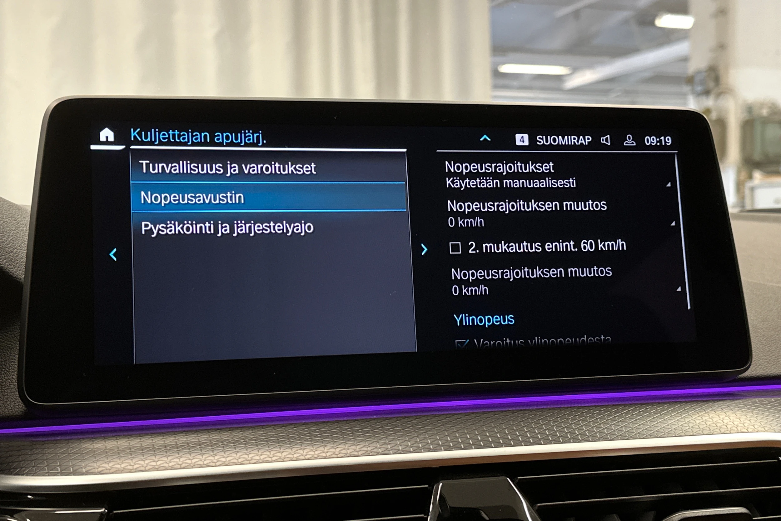 punainen BMW 530 2023 kuva 23.