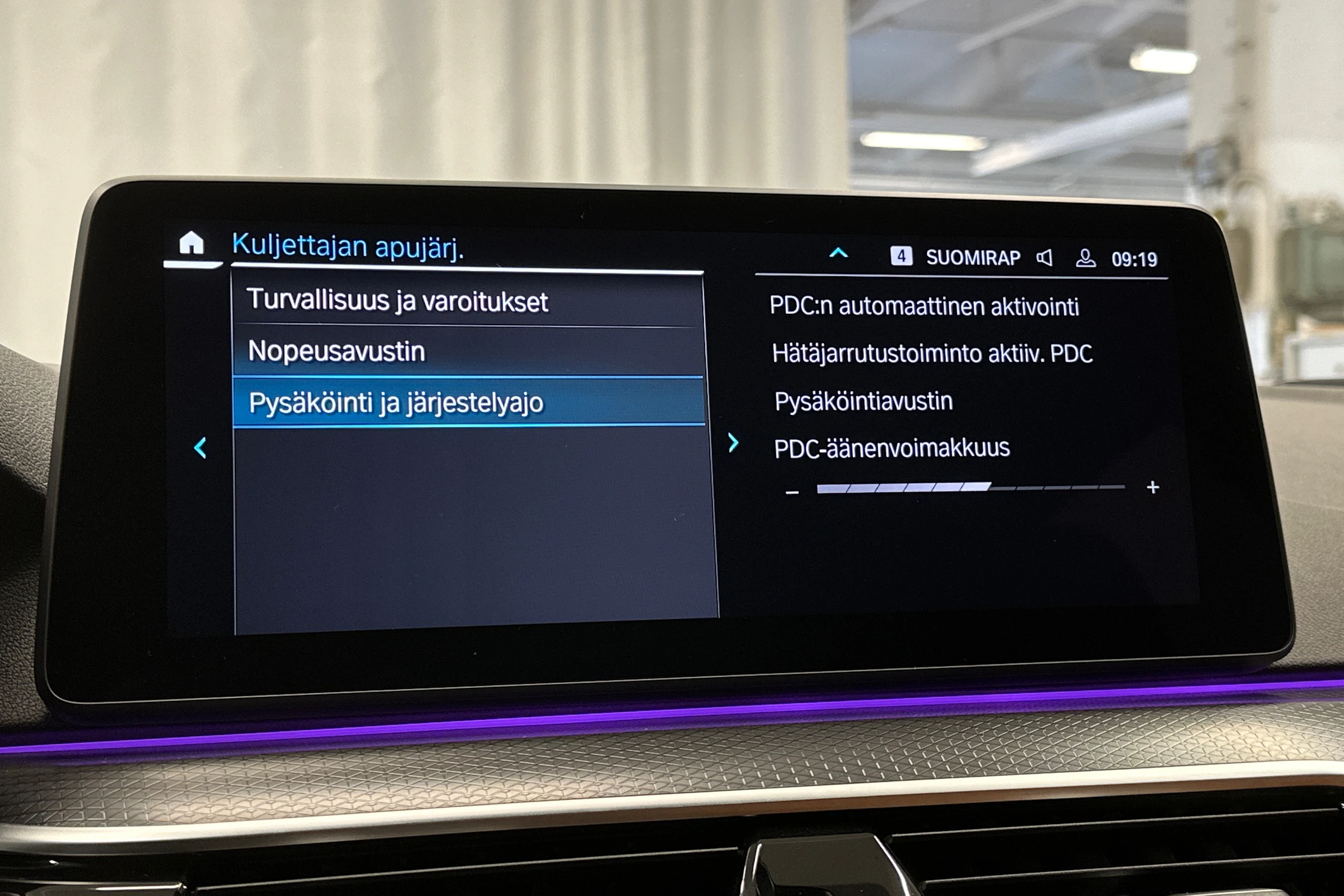 punainen BMW 530 2023 kuva 24.