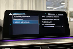 punainen BMW 530 2023 kuva 24.