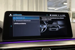 punainen BMW 530 2023 kuva 26.