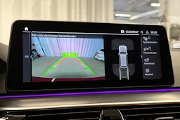 punainen BMW 530 2023 kuva 28.