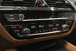 punainen BMW 530 2023 kuva 29.