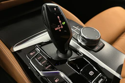 punainen BMW 530 2023 kuva 31.