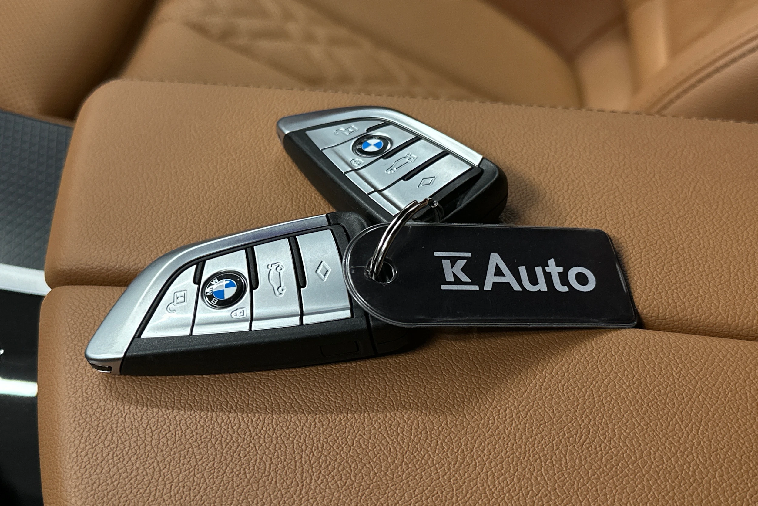 punainen BMW 530 2023 kuva 32.