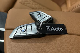 punainen BMW 530 2023 kuva 32.