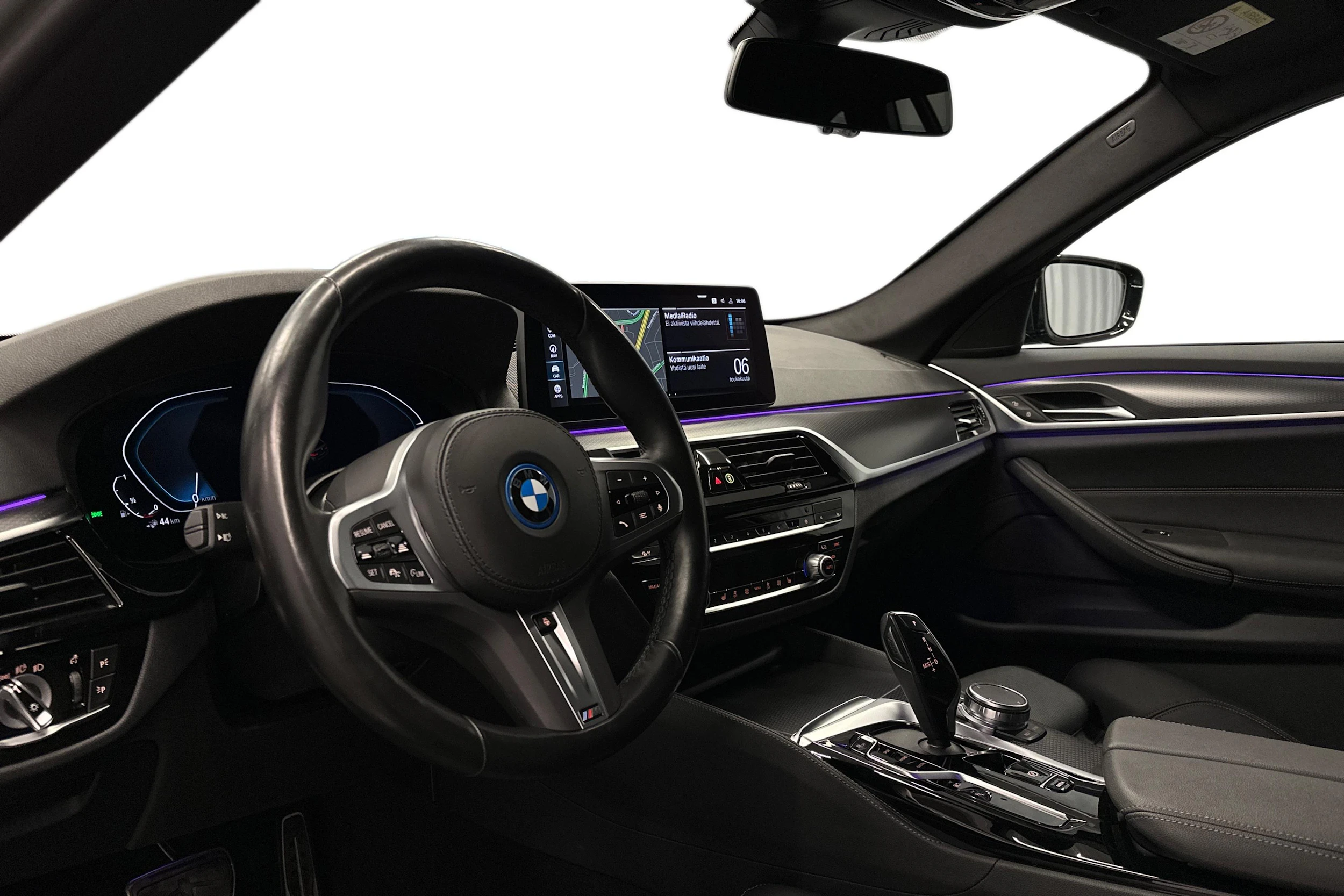 sininen BMW 530 2023 kuva 8.