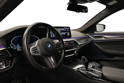 sininen BMW 530 2023 kuva 8.