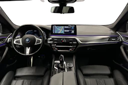 sininen BMW 530 2023 kuva 9.