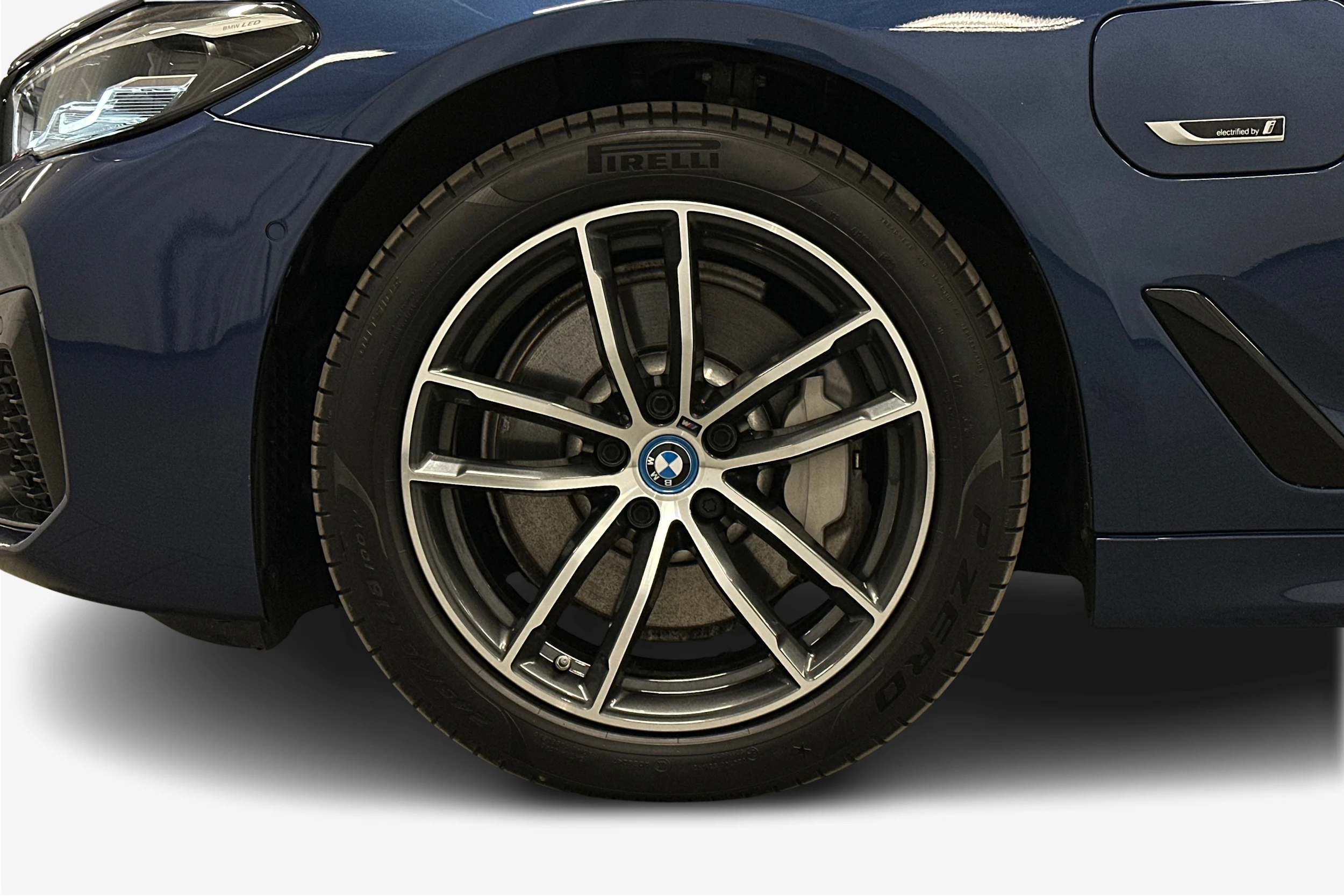 sininen BMW 530 2023 kuva 12.