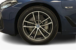 sininen BMW 530 2023 kuva 12.