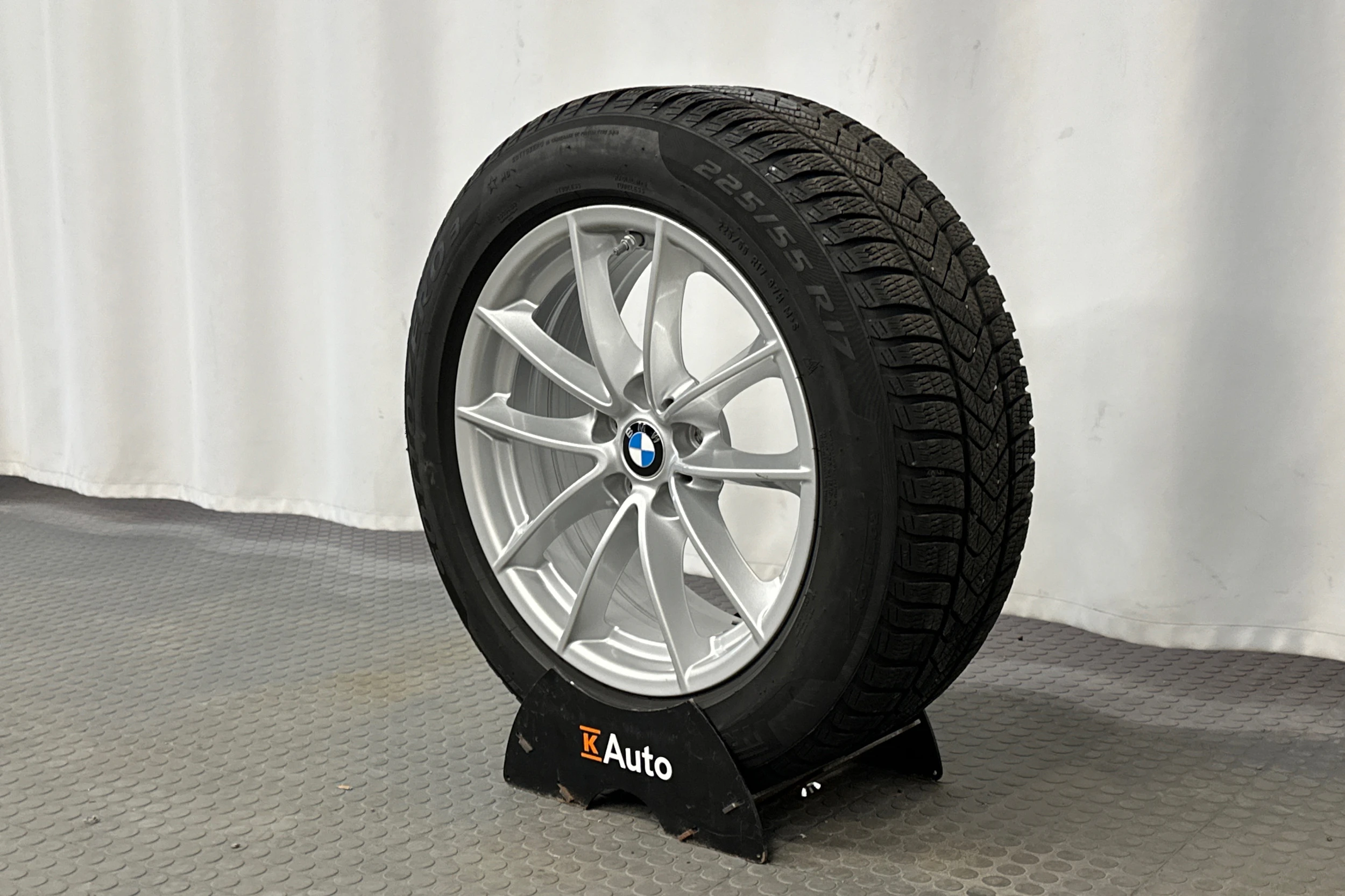 sininen BMW 530 2023 kuva 13.