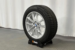 sininen BMW 530 2023 kuva 13.