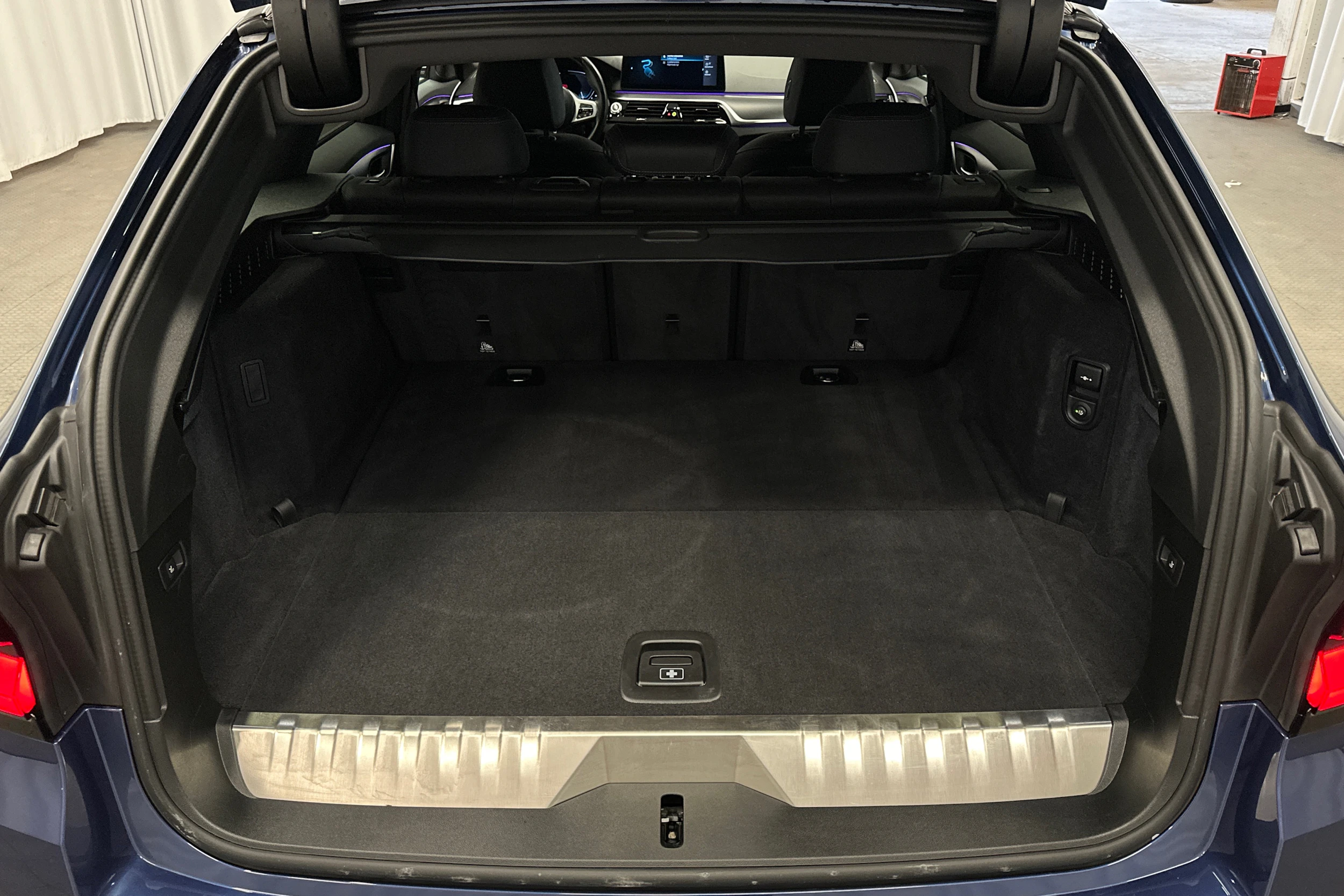 sininen BMW 530 2023 kuva 15.