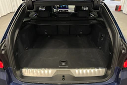 sininen BMW 530 2023 kuva 15.