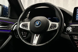 sininen BMW 530 2023 kuva 19.