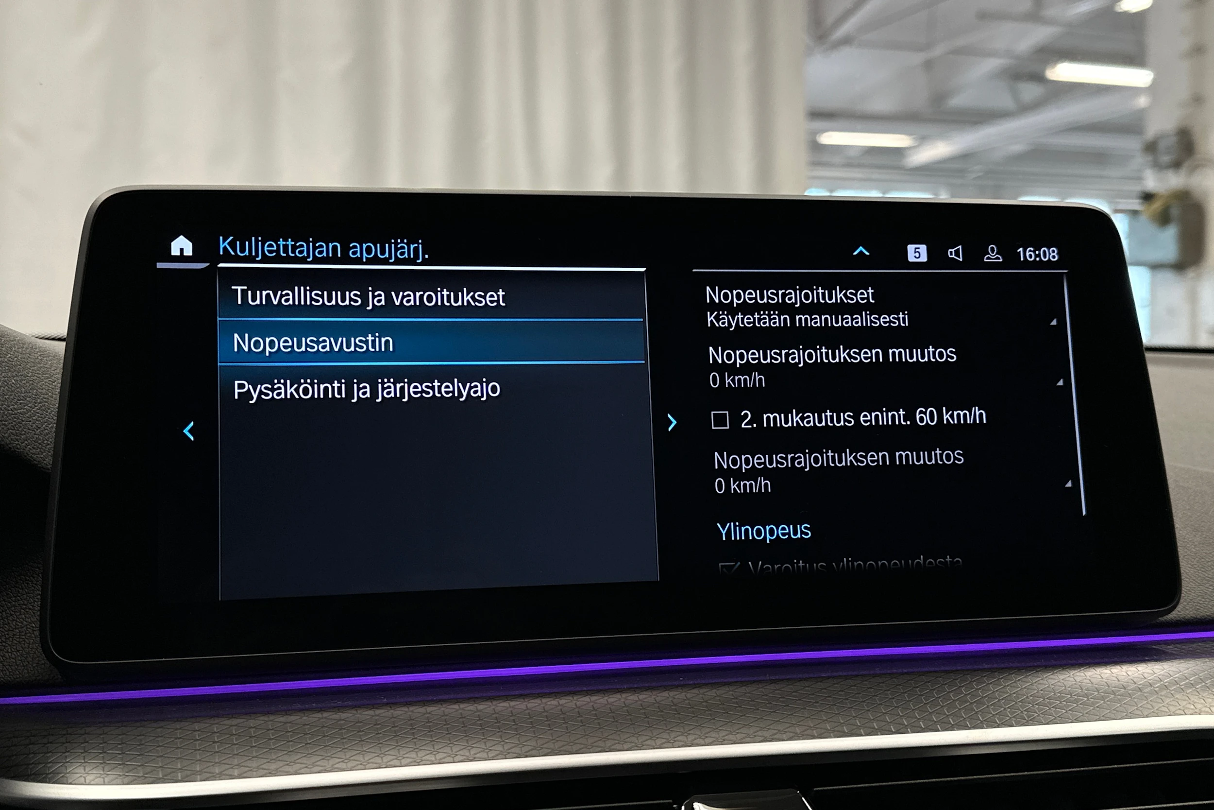 sininen BMW 530 2023 kuva 26.