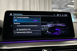 sininen BMW 530 2023 kuva 27.