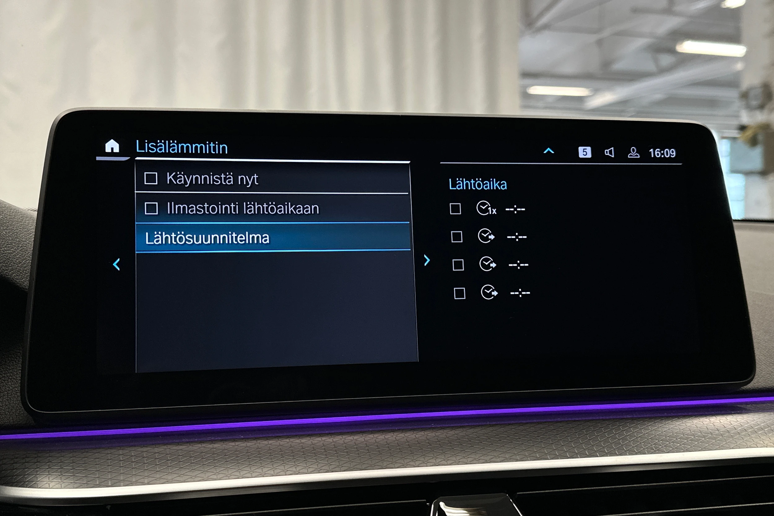 sininen BMW 530 2023 kuva 28.