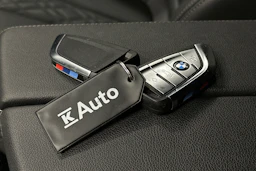 sininen BMW 530 2023 kuva 35.