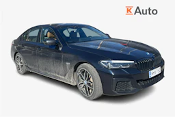 musta BMW 530 2023 kuva 1.