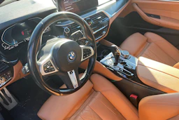 musta BMW 530 2023 kuva 3.