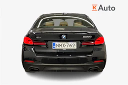 musta BMW 530 2023 kuva 4.