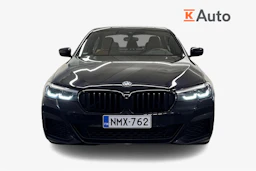 musta BMW 530 2023 kuva 5.