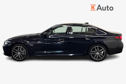 musta BMW 530 2023 kuva 7.