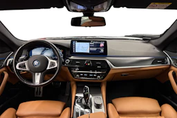 musta BMW 530 2023 kuva 9.