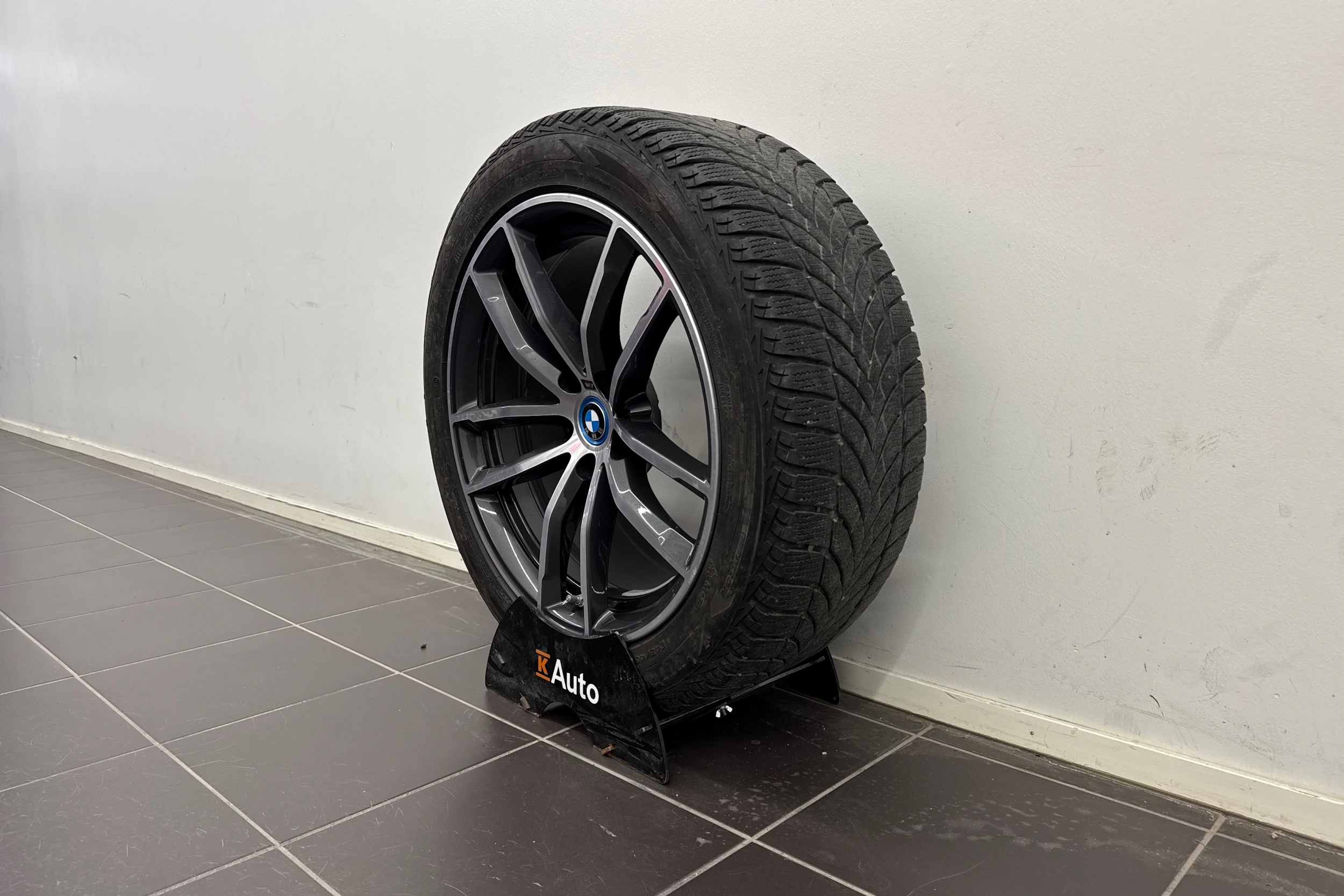 musta BMW 530 2023 kuva 13.