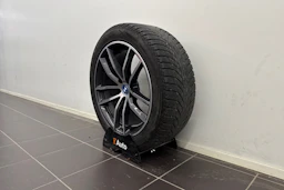 musta BMW 530 2023 kuva 13.