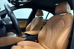 musta BMW 530 2023 kuva 16.